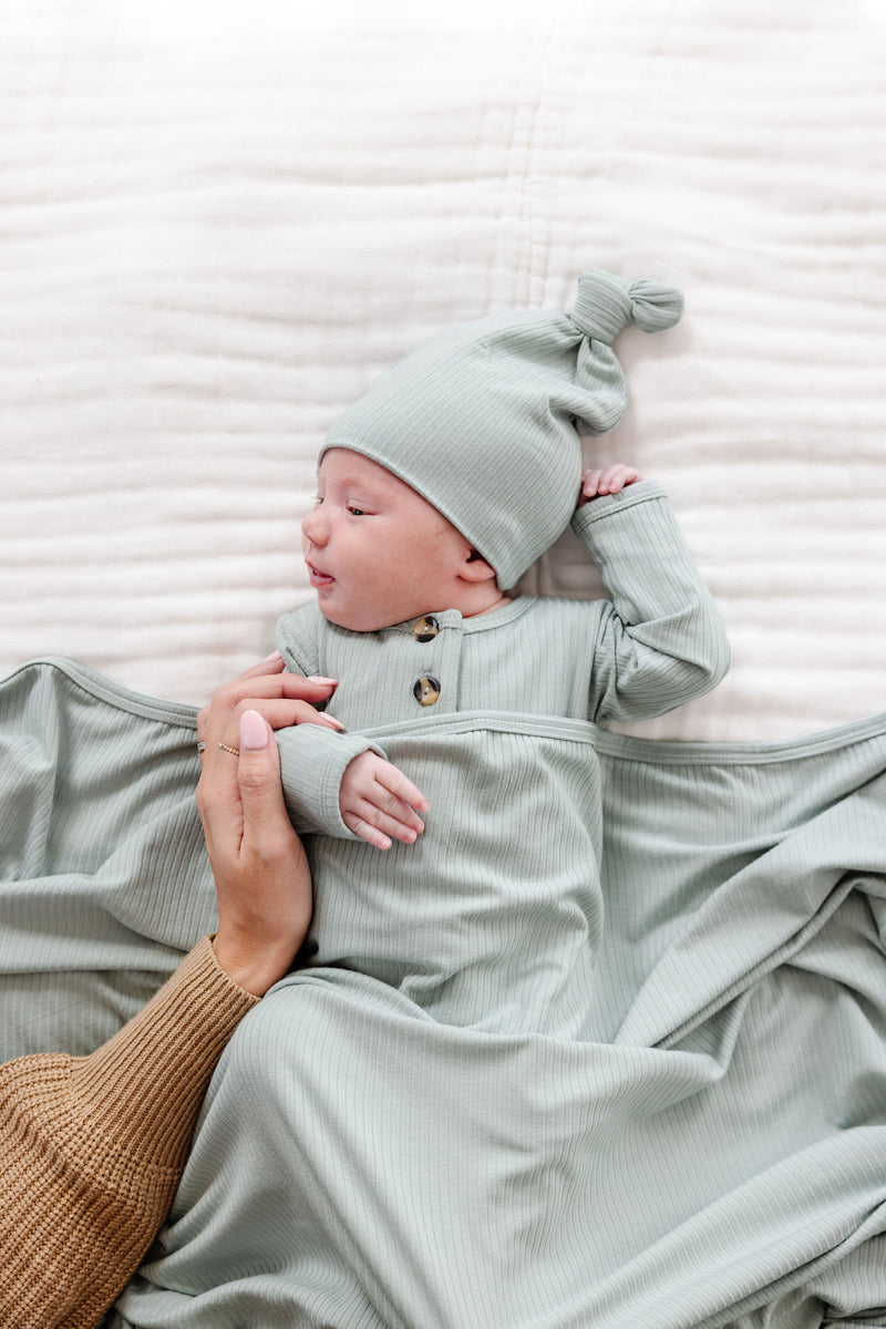 Bailey Ribbed Newborn Hat Bundle (Gown)